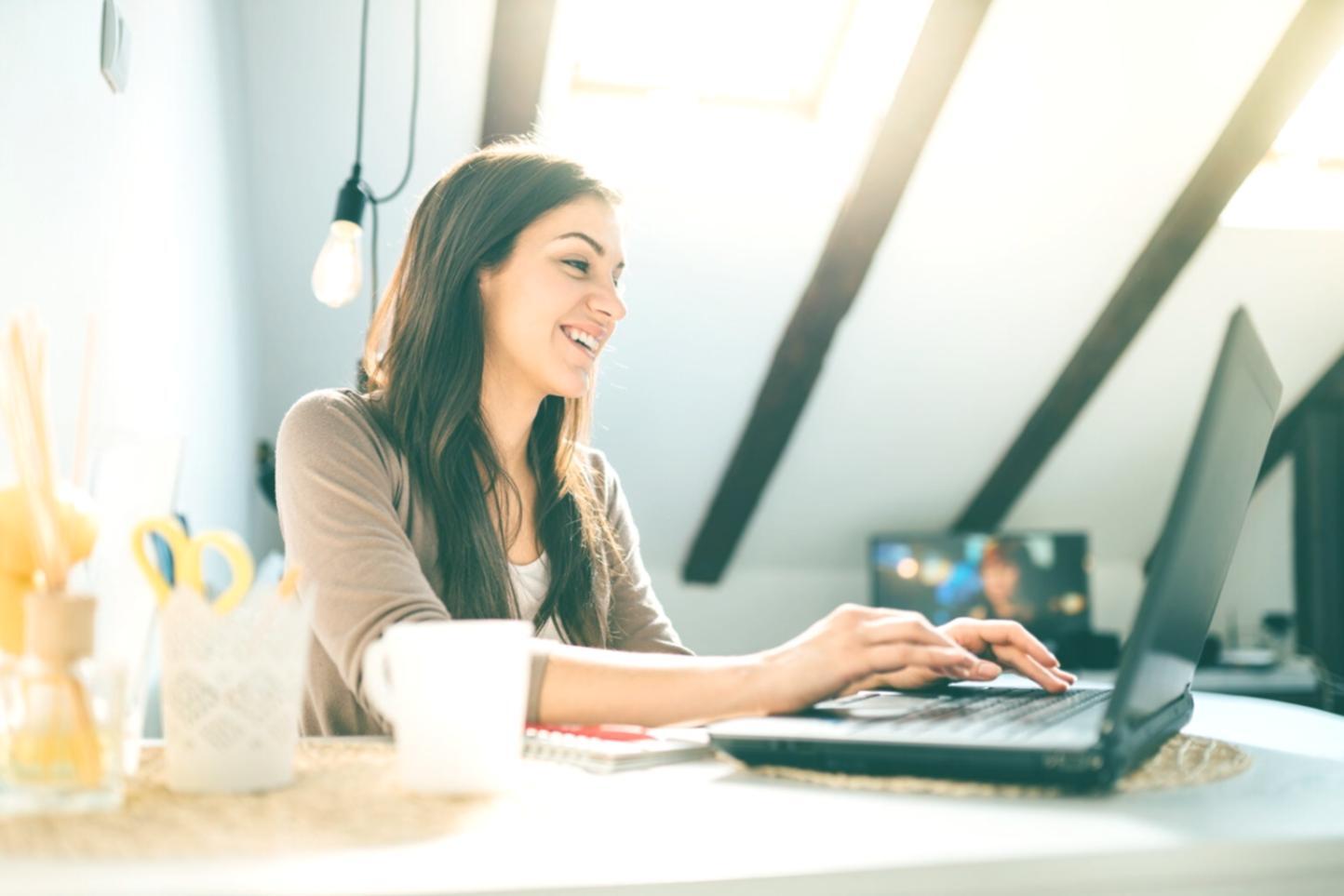 Professionelle Team-Schulung in modernem Workshop-Raum