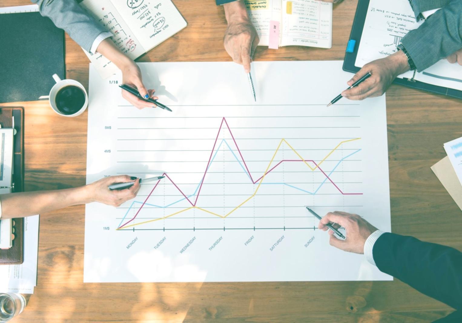 Workshop-Teilnehmer arbeiten gemeinsam an SEO-Strategien